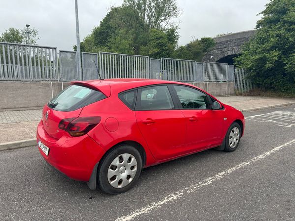 Opel Astra Hatchback, Petrol, 2012, Red
