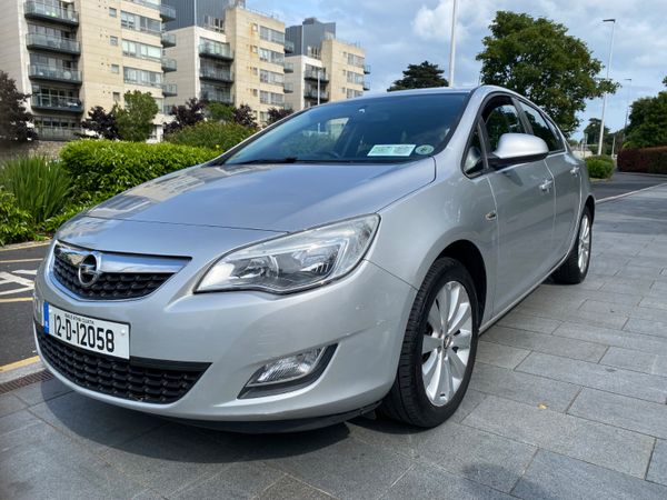 Opel Astra Hatchback, Petrol, 2012, Silver