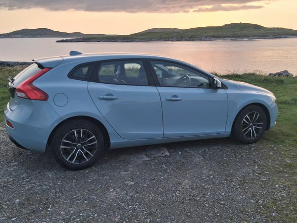 Volvo V40 Hatchback, Diesel, 2017, Blue