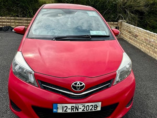 Toyota Yaris Hatchback, Petrol, 2012, Red