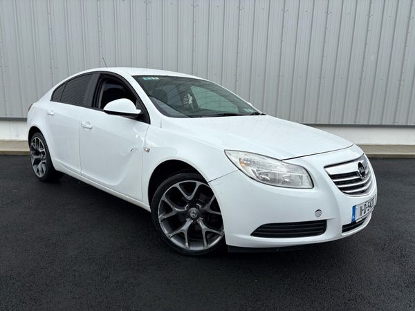 Vauxhall Insignia Hatchback, Diesel, 2011, White