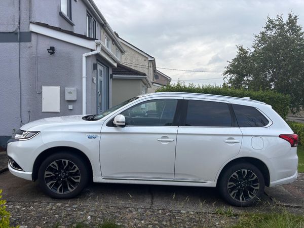 Mitsubishi Outlander SUV, Petrol Plug-in Hybrid, 2017, White