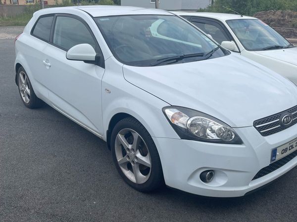 Kia Ceed Hatchback, Diesel, 2009, White