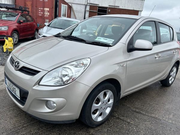 Hyundai i20 Hatchback, Petrol, 2011, Gold