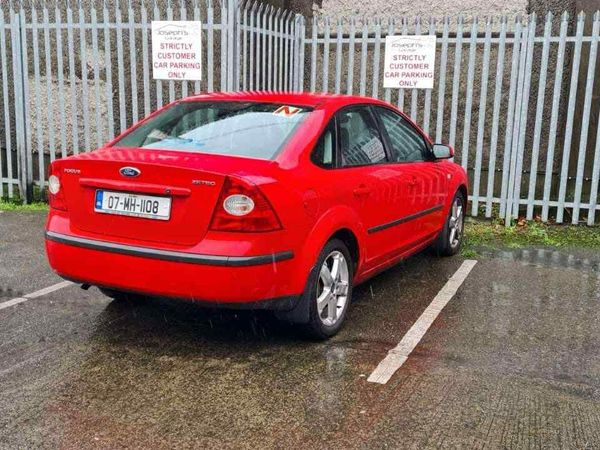 Ford Focus Saloon, Petrol, 2007, Red