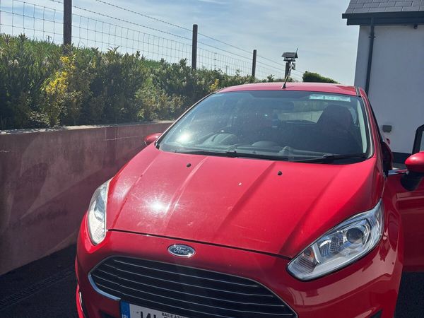 Ford Fiesta Hatchback, Petrol, 2014, Red