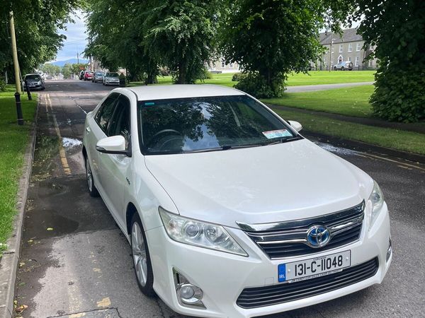 Toyota Camry Saloon, Petrol Hybrid, 2013, White