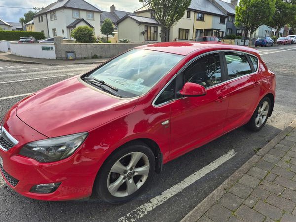 Opel Astra Hatchback, Petrol, 2011, Red