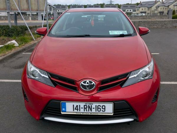 Toyota Auris MPV, Petrol, 2014, Red
