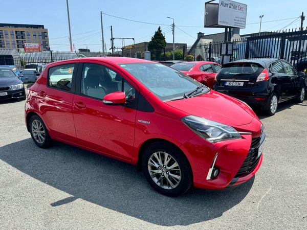 Toyota Yaris MPV, Petrol Hybrid, 2019, Red