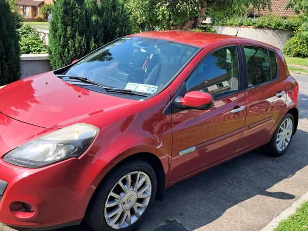 Renault Clio Hatchback, Diesel, 2011, Red