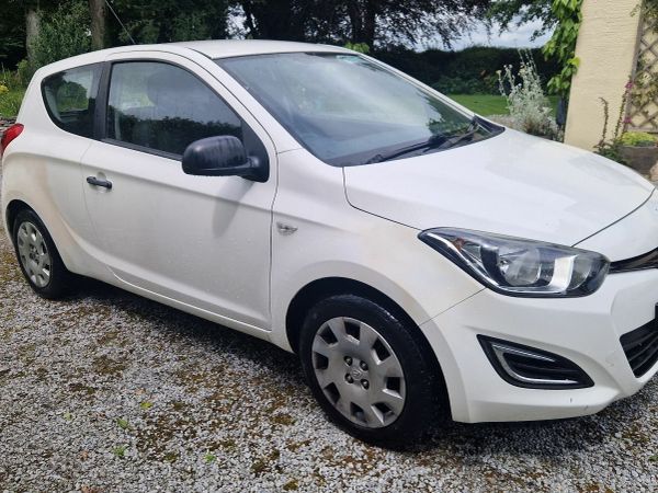 Hyundai i20 Hatchback, Petrol, 2013, White