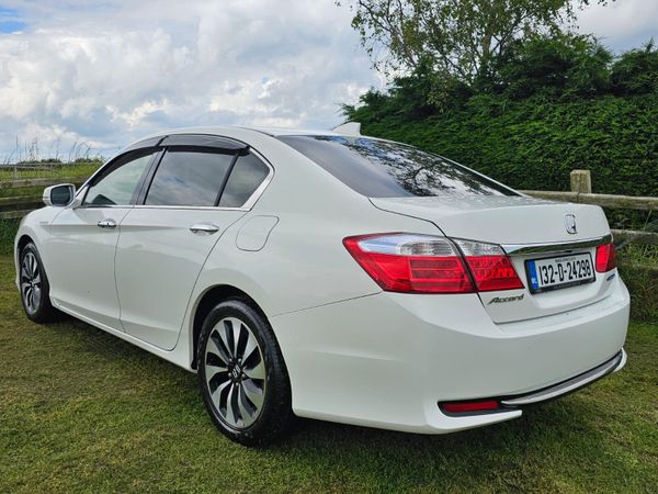 Honda Accord Saloon, Petrol Hybrid, 2013, White