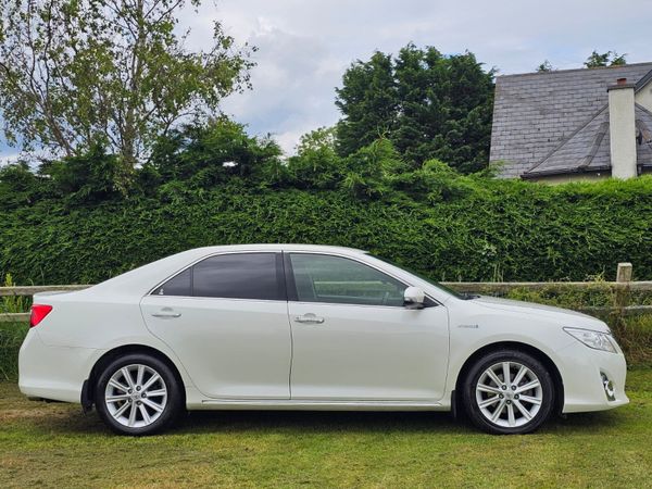 Toyota Camry Saloon, Petrol Hybrid, 2012, White