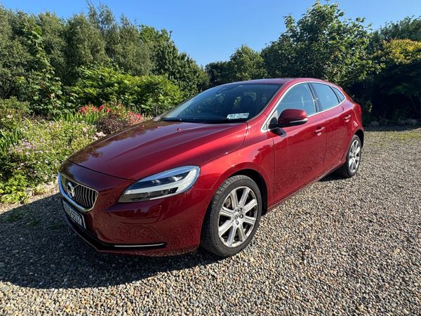 Volvo V40 Hatchback, Diesel, 2017, Red