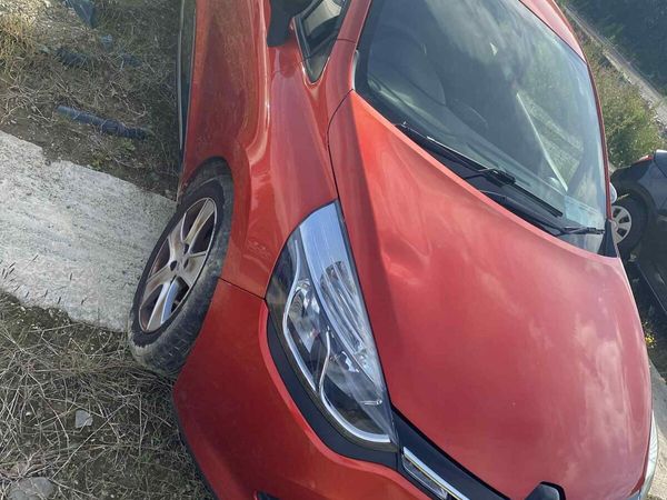 Renault Clio Hatchback, Petrol, 2014, Red