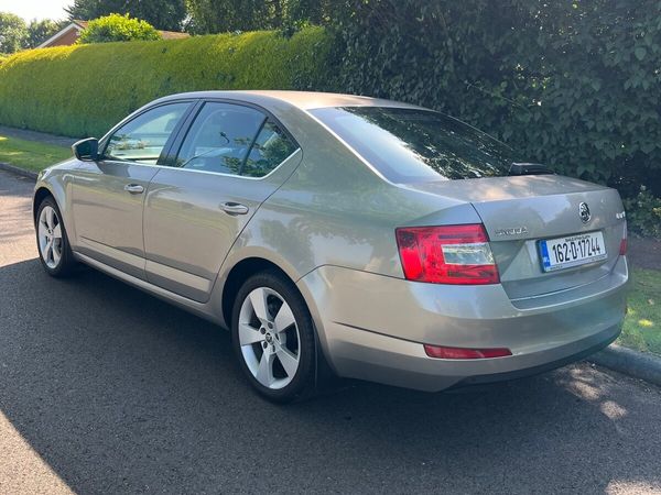 Skoda Octavia Saloon, Diesel, 2016, Beige