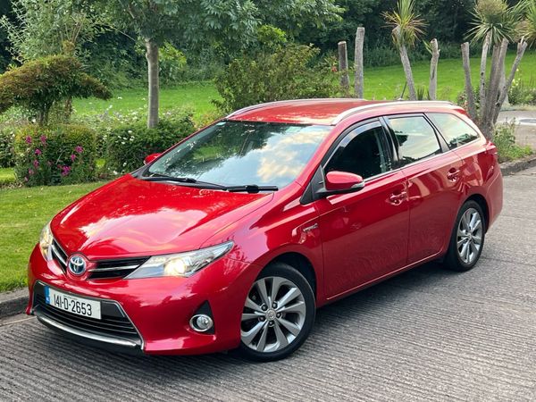 Toyota Auris MPV, Petrol Hybrid, 2014, Red