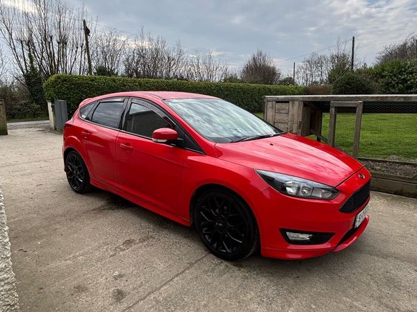 Ford Focus Hatchback, Petrol, 2016, Red
