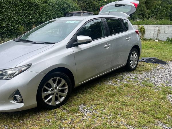 Toyota Auris Hatchback, Diesel, 2014, Silver