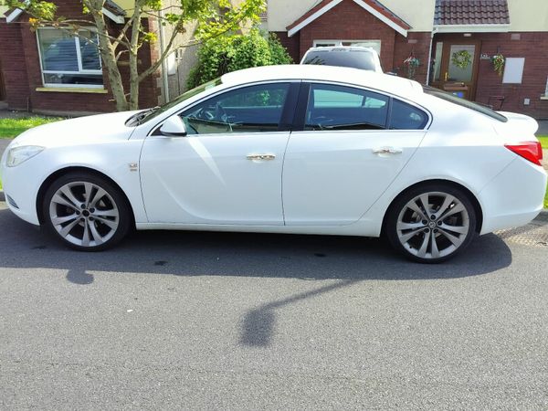 Vauxhall Insignia Hatchback, Diesel, 2011, White