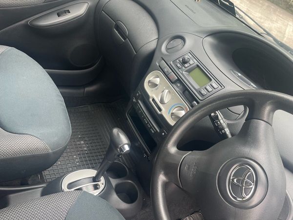 Toyota Yaris Hatchback, Petrol, 2005, Silver