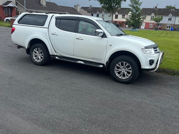Mitsubishi L200 Crew Cab, Diesel, 2015, White