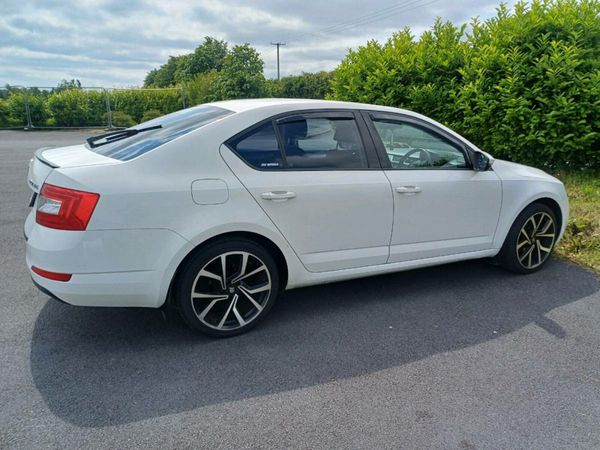 Skoda Octavia Saloon, Diesel, 2016, White