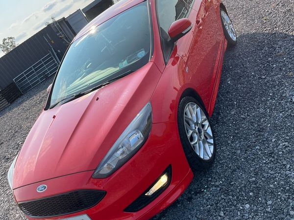 Ford Focus Hatchback, Diesel, 2017, Red