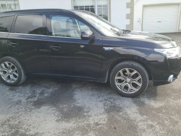 Mitsubishi Outlander SUV, Petrol Plug-in Hybrid, 2015, Black