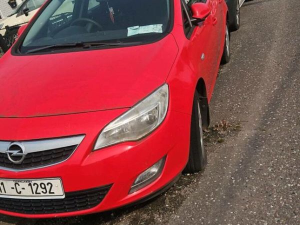 Opel Astra Hatchback, Petrol, 2011, Red