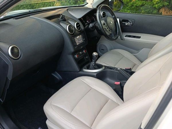 Nissan Qashqai Hatchback, Diesel, 2013, White
