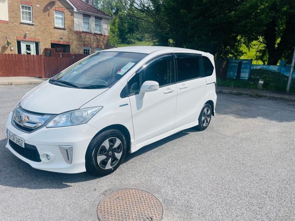 Honda Freed MPV, Petrol Hybrid, 2015, White