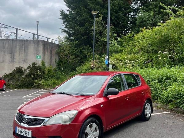 Kia Ceed Hatchback, Diesel, 2011, Red