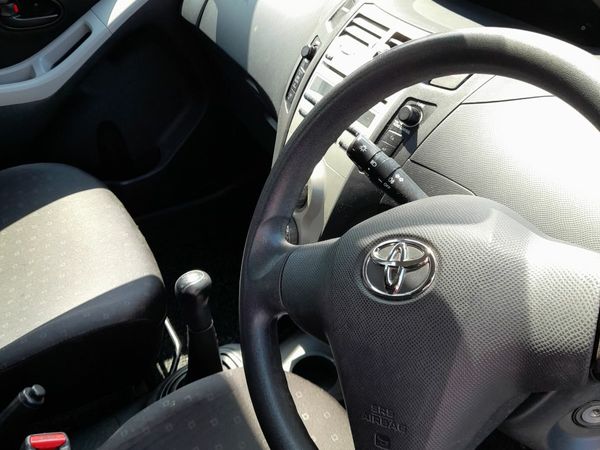 Toyota Yaris Hatchback, Petrol, 2006, Silver