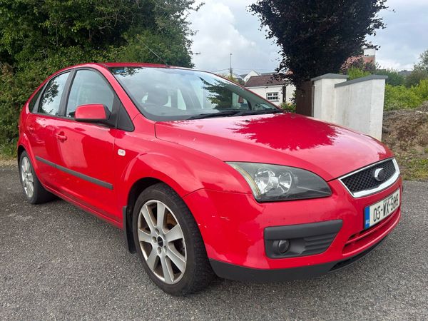Ford Focus Hatchback, Petrol, 2005, Red