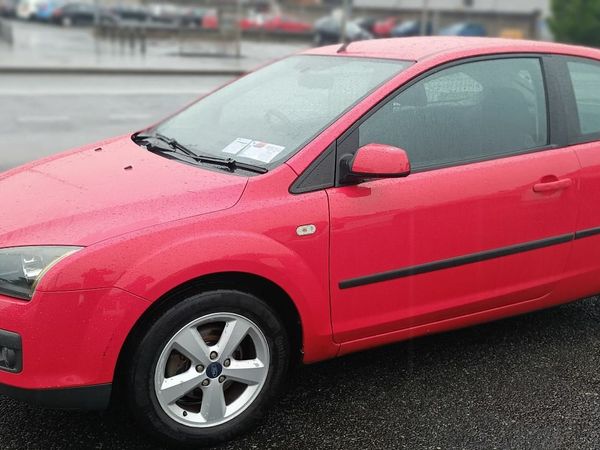 Ford Focus Hatchback, Petrol, 2007, Red