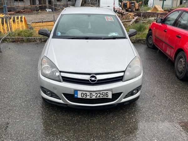 Opel Astra Hatchback, Petrol, 2009, Silver