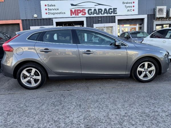 Volvo V40 Hatchback, Diesel, 2015, Grey