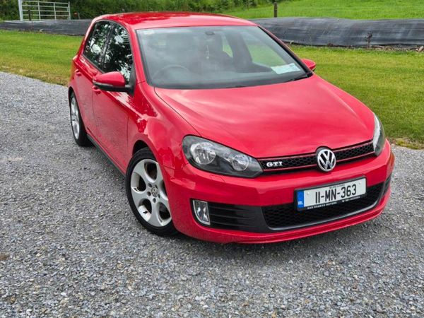 Volkswagen Golf MPV, Petrol, 2011, Red