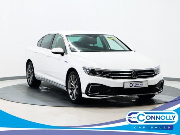 Volkswagen Passat Saloon, Petrol Hybrid, 2021, White