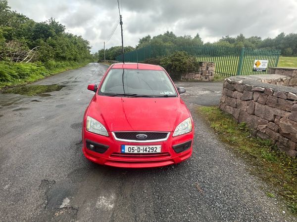 Ford Focus Hatchback, Petrol, 2005, Red