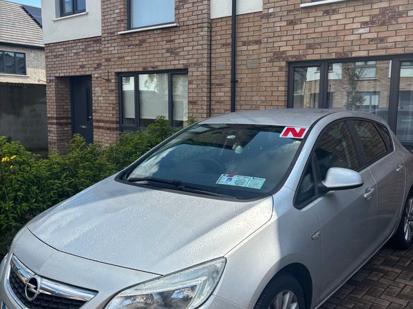 Opel Astra Hatchback, Petrol, 2010, Silver