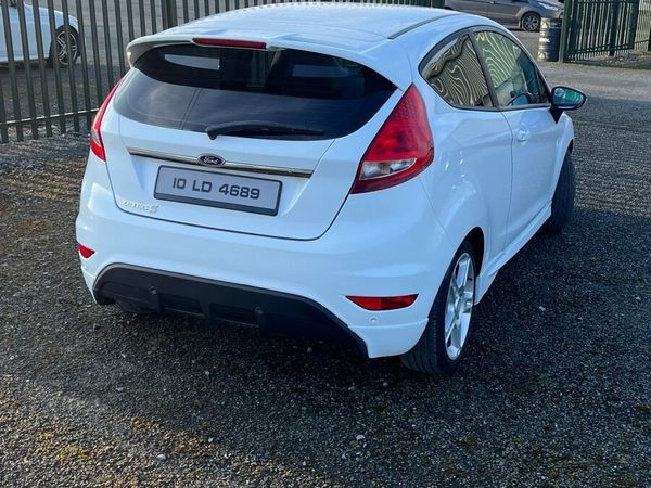 Ford Fiesta Hatchback, Diesel, 2010, White