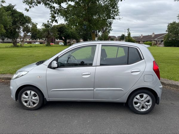 Hyundai i10 Hatchback, Petrol, 2011, Silver