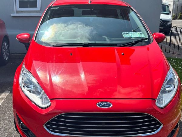 Ford Fiesta Hatchback, Petrol, 2015, Red