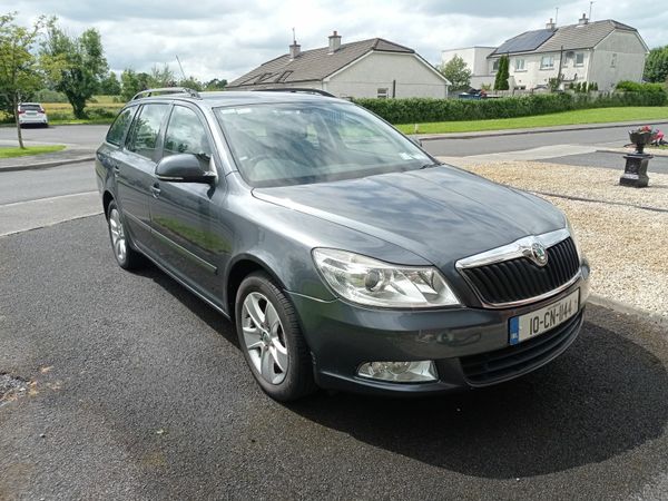 Skoda Octavia Estate, Petrol, 2010, Grey