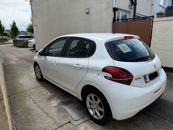 Peugeot 208 Hatchback, Petrol, 2017, White