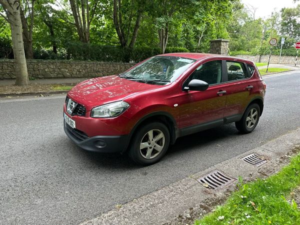 Nissan Qashqai Hatchback, Diesel, 2012, Red