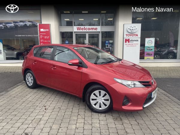 Toyota Auris Hatchback, Diesel, 2015, Red